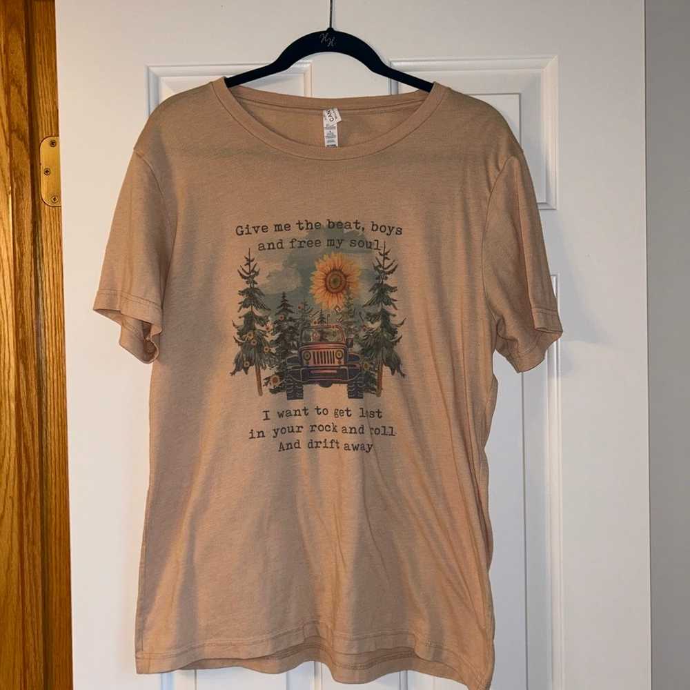 Womens graphic tees size large - image 3