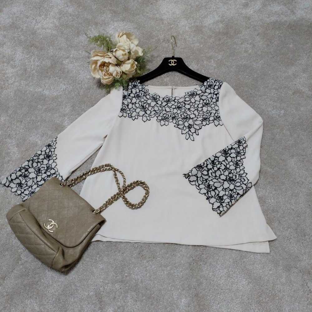 ♥ This elegant blouse has a gorgeous lace design!… - image 2