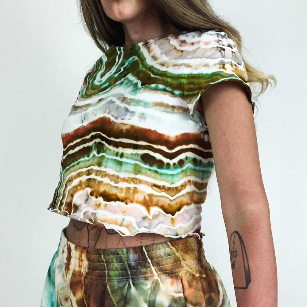 NEW Hand-Dyed Cropped Lettuce Hem T-Shirt | Size L - image 2