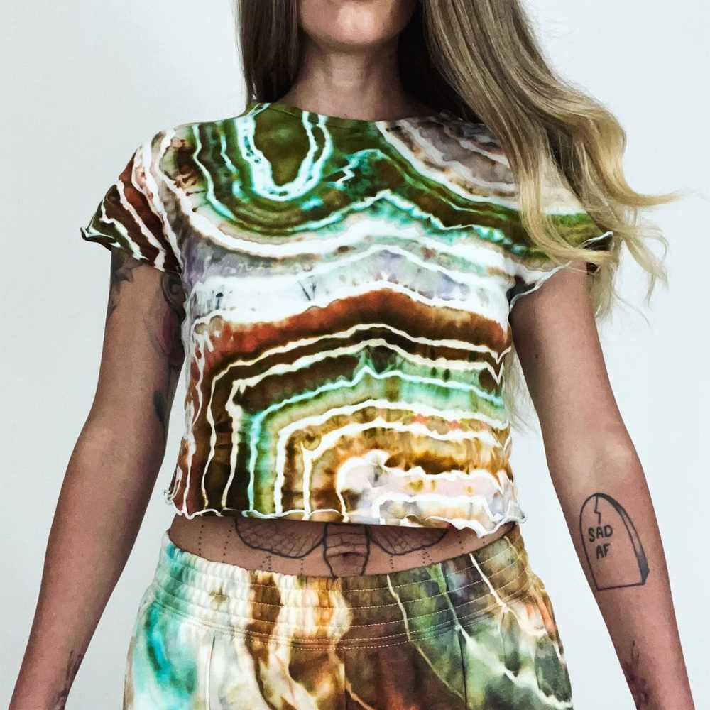 NEW Hand-Dyed Cropped Lettuce Hem T-Shirt | Size L - image 3