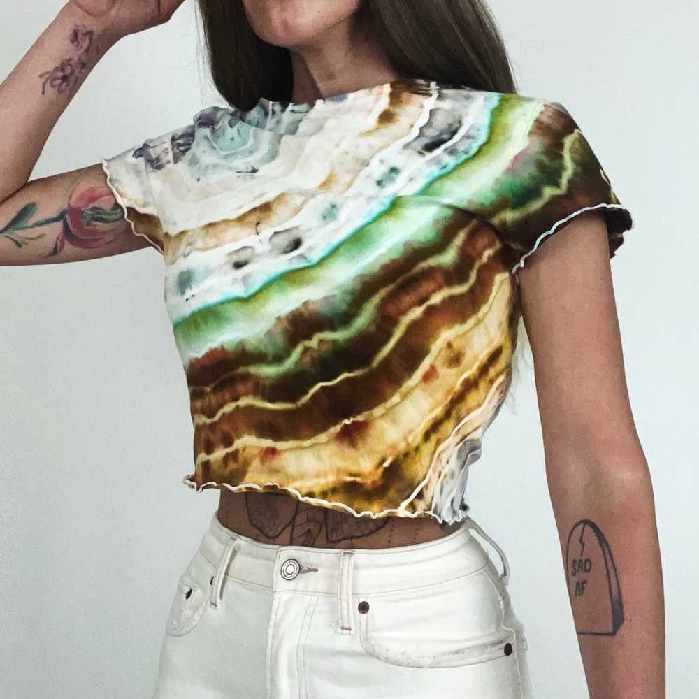 NEW Hand-Dyed Cropped Lettuce Hem T-Shirt | Size L - image 2