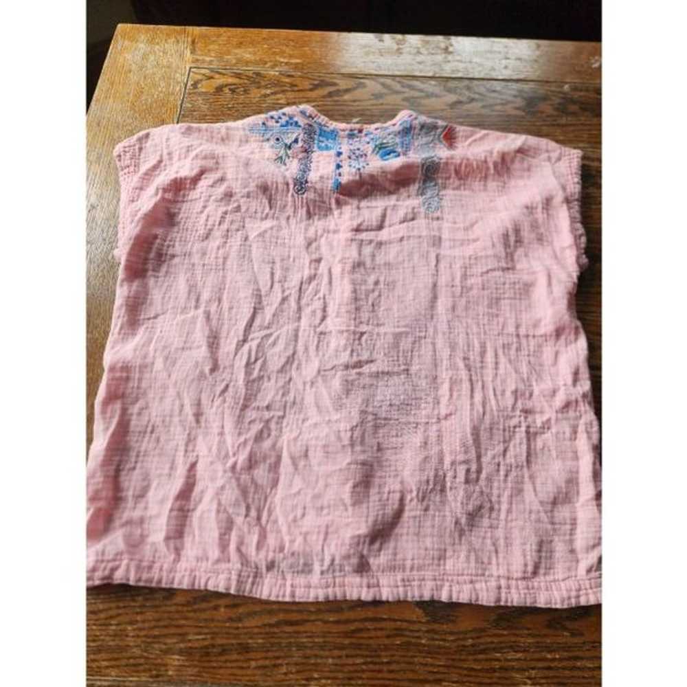 Johnny Was Chrisley pink Embroidered Top sz Medium - image 4