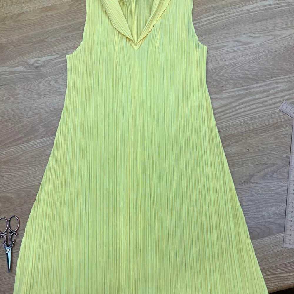 Yellow pleated sleeveless tunic - image 1