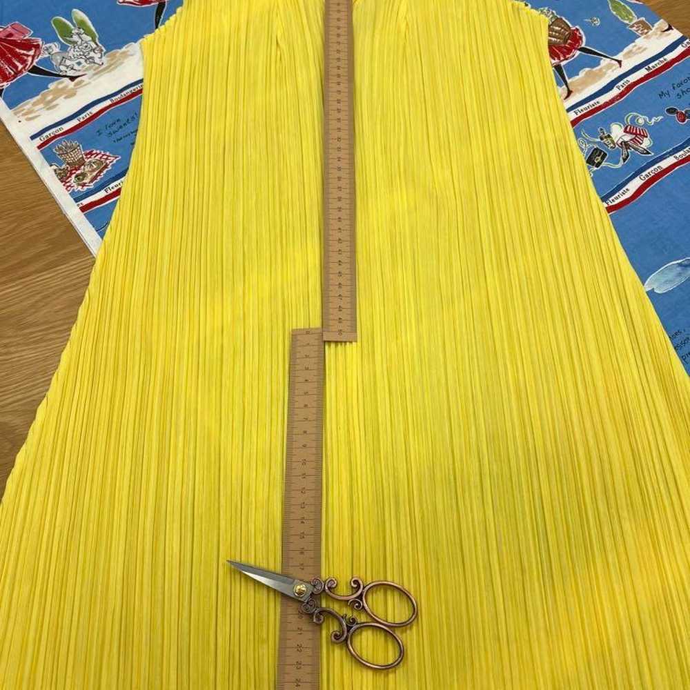 Yellow pleated sleeveless tunic - image 3