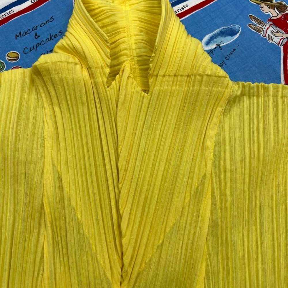 Yellow pleated sleeveless tunic - image 4