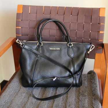 In excellent condition, Michael Kors shoulder bag.