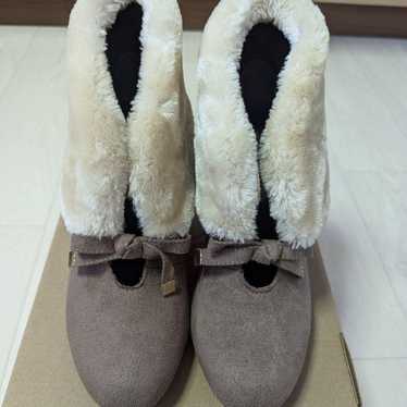 Brown sheepskin boots with wedge heels. - image 1