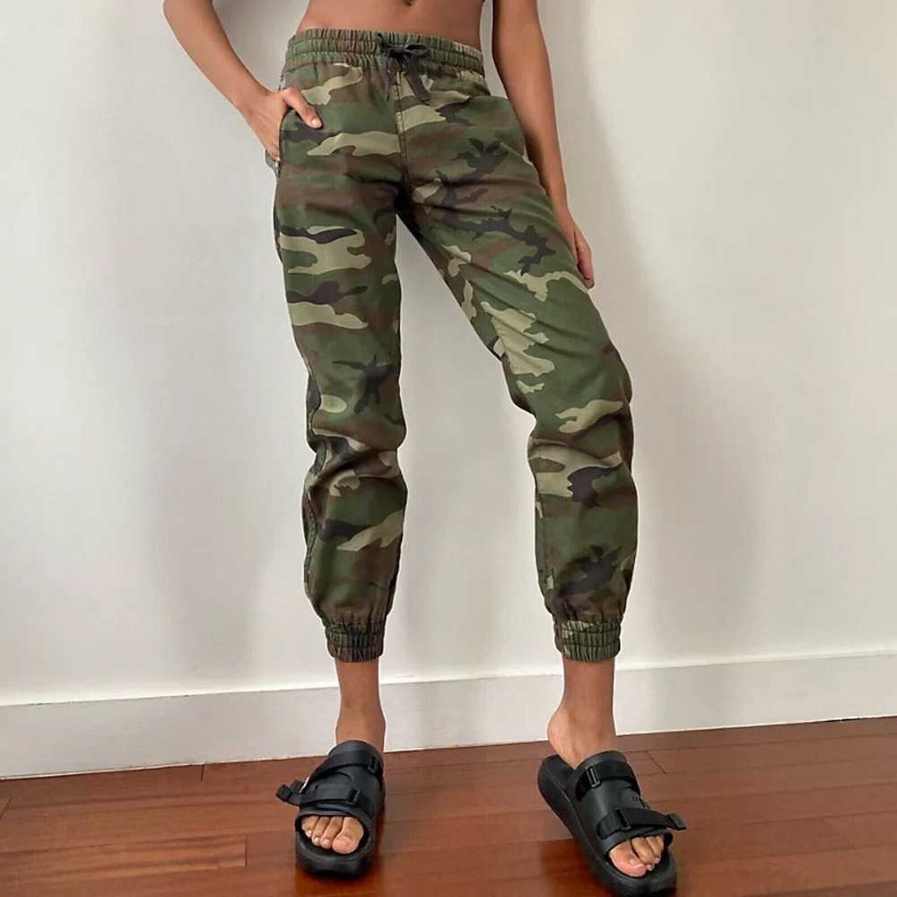 Aritzia TNA Alix High-Waist Camo Pants Womens Siz… - image 3