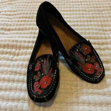 BareTraps Women's Black Suede Otella Floral Embroi