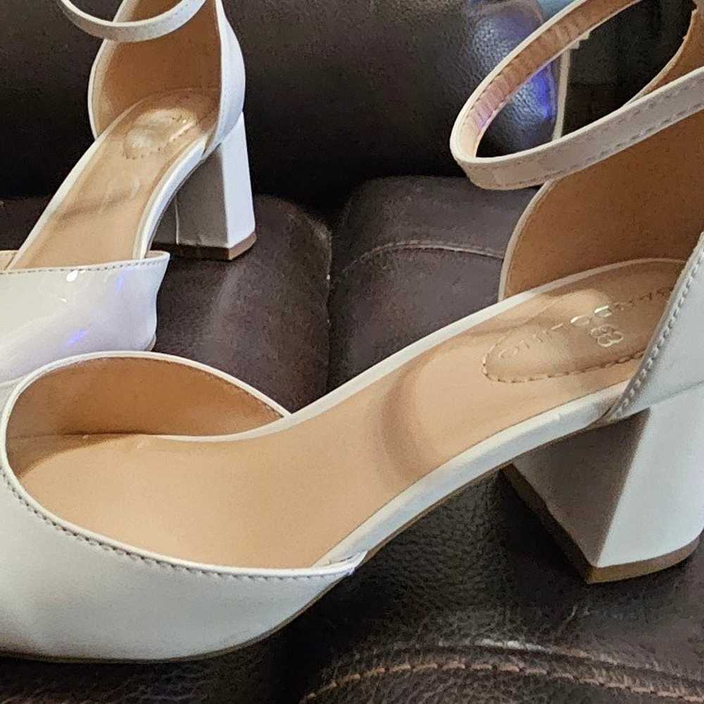 Bandolino Ivory White Low Heels size 6 1/2 - image 4