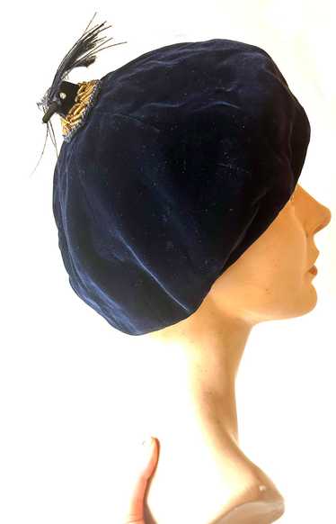 Birdie Topped Velvet Beret / 1950s