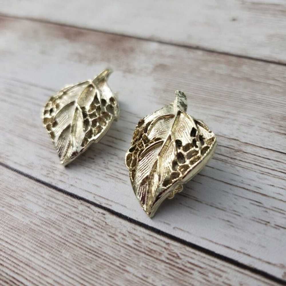 Vintage Clip On Earrings Elegant & Unusual Leaf D… - image 2