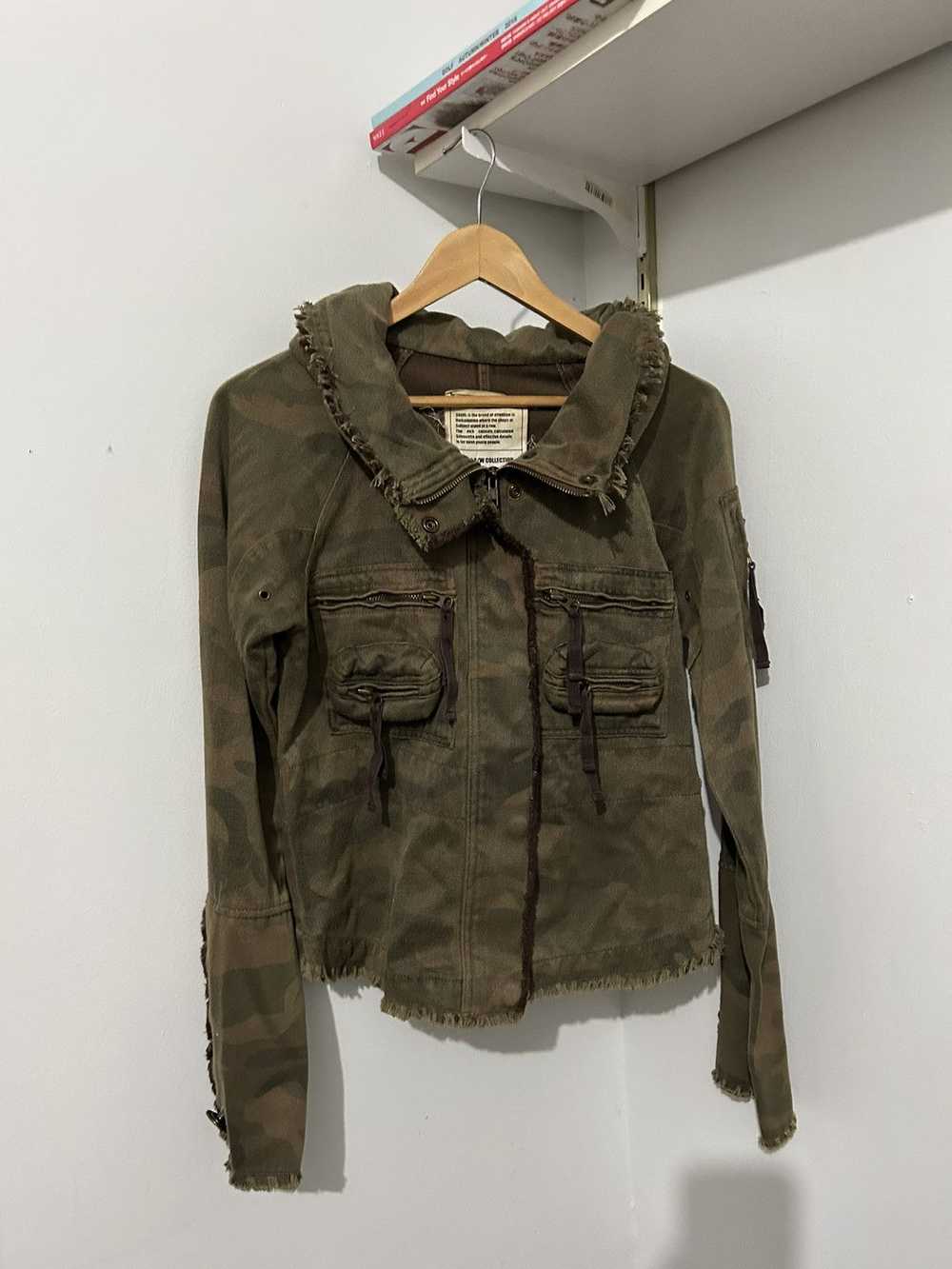 Japanese Brand A/W 2004 Snarl Extra Camo Print Di… - image 1