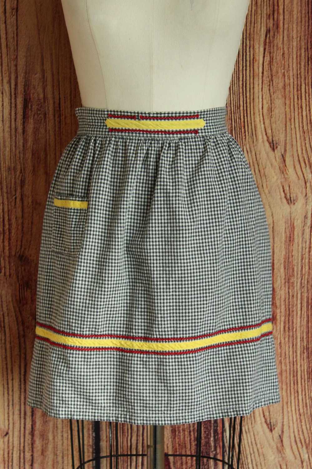 Vintage 1960s Black and White Gingham Half Apron - image 2