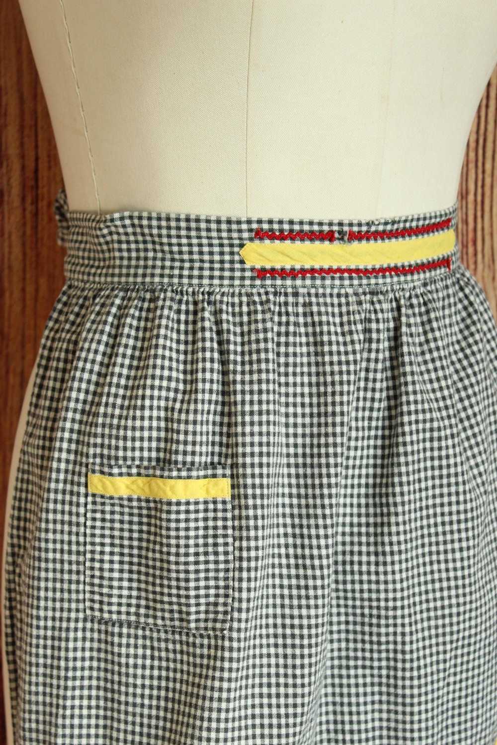 Vintage 1960s Black and White Gingham Half Apron - image 4