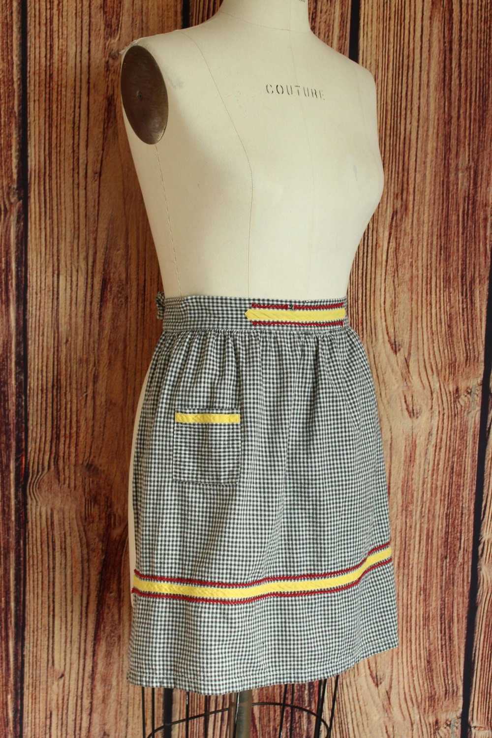 Vintage 1960s Black and White Gingham Half Apron - image 5