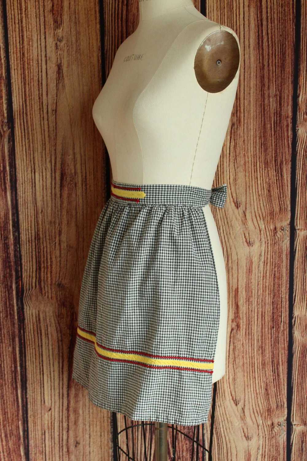 Vintage 1960s Black and White Gingham Half Apron - image 6