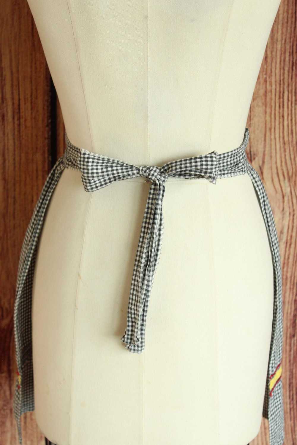 Vintage 1960s Black and White Gingham Half Apron - image 7