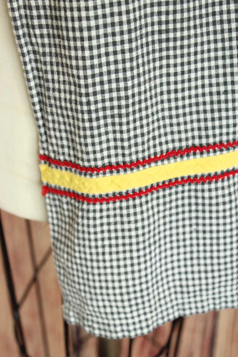 Vintage 1960s Black and White Gingham Half Apron - image 9