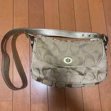 Coach shoulder bag in beige.