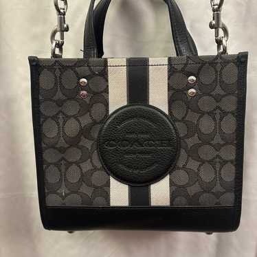 COACH DEMPSEY TOTE 22