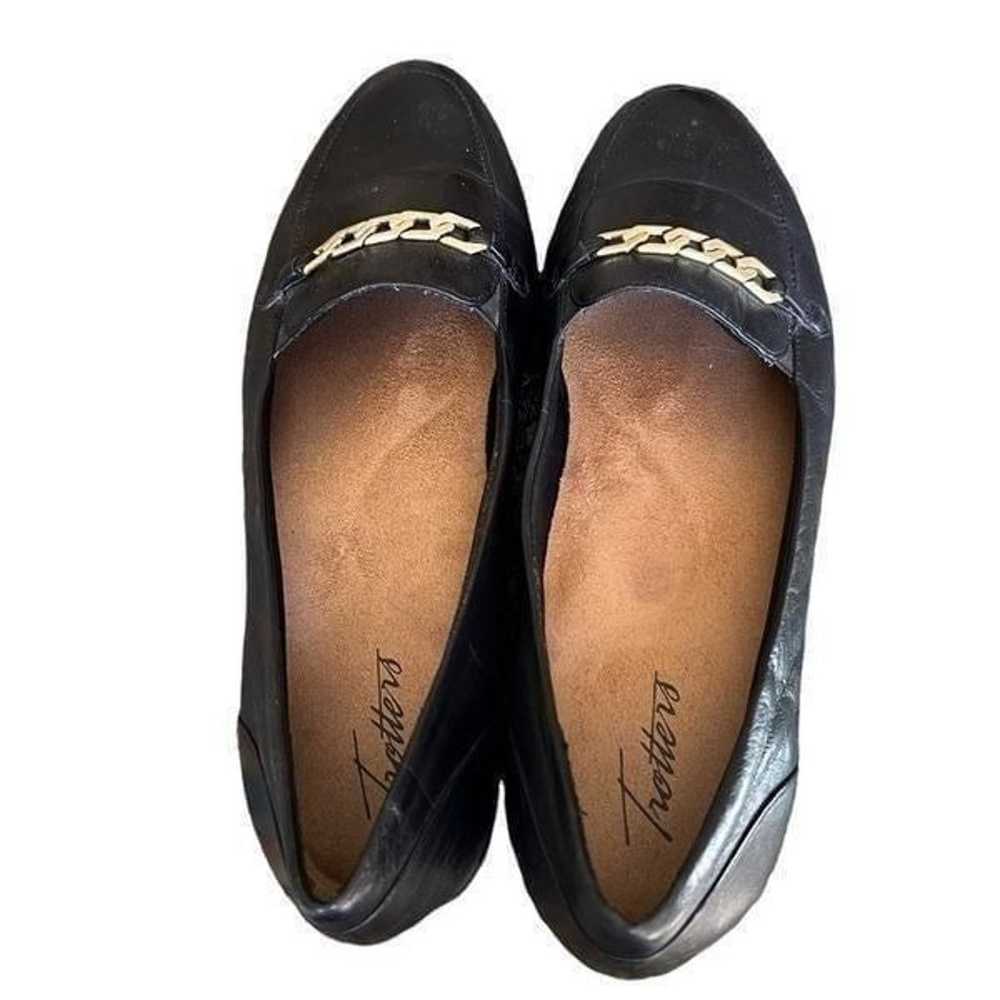 Trotters black leather women’s loafers with brass… - image 5