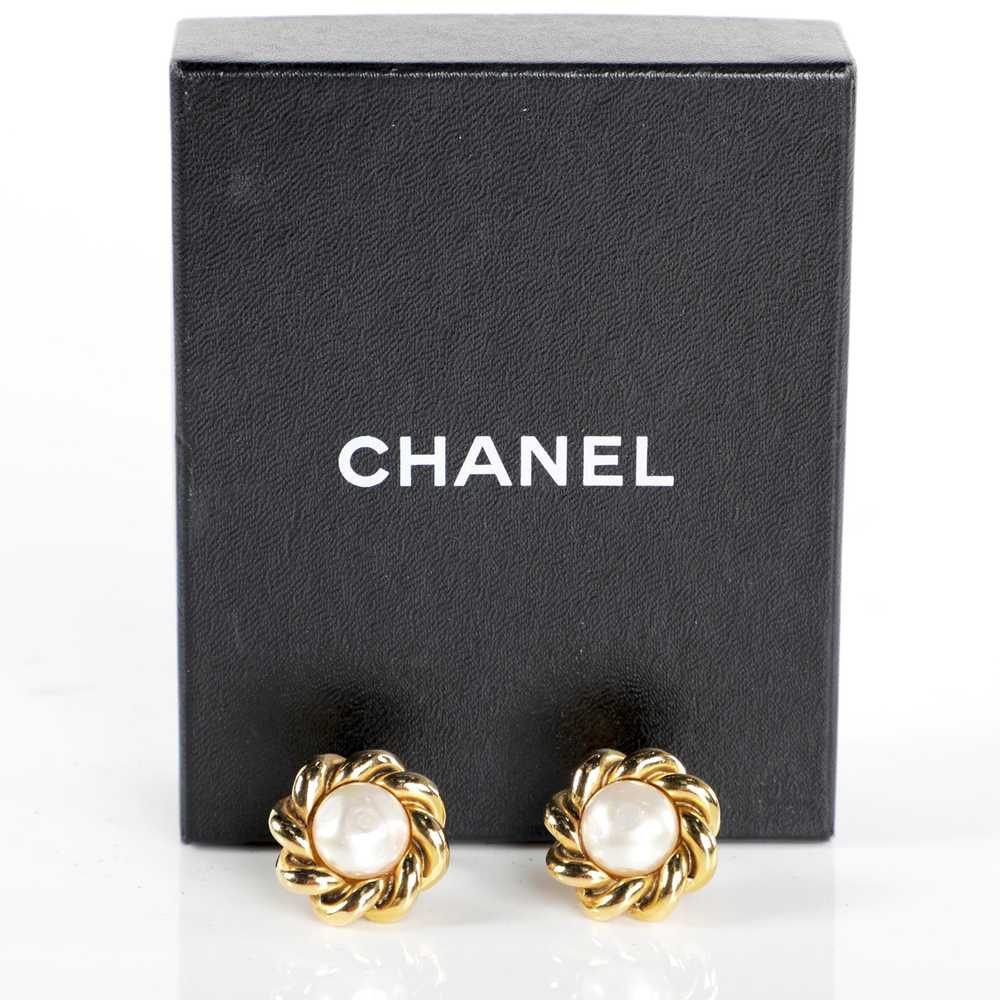 Vtg 90s CHANEL Pearl Rope Frame Clip On Earrings - image 2