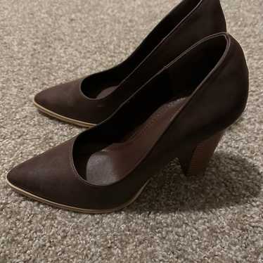 Brown pointy pumps size 7