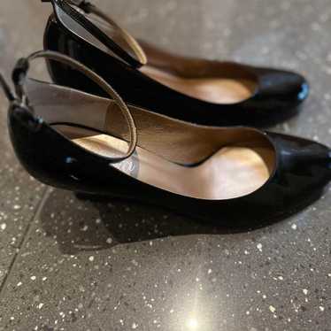 Patent black pumps