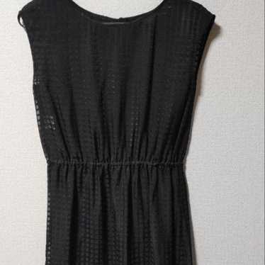 Sleeveless one-piece dress, black.