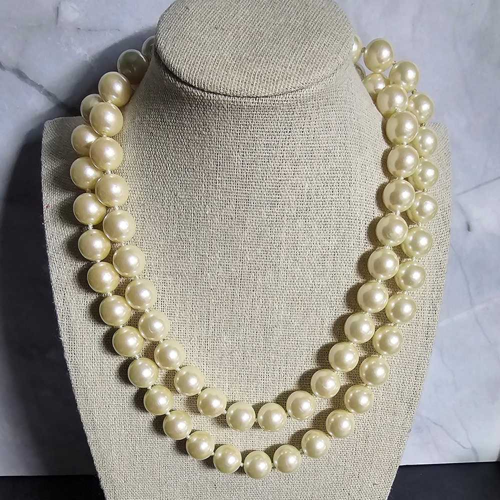 VINTAGE  Lucite pearl strand necklace with rose c… - image 2