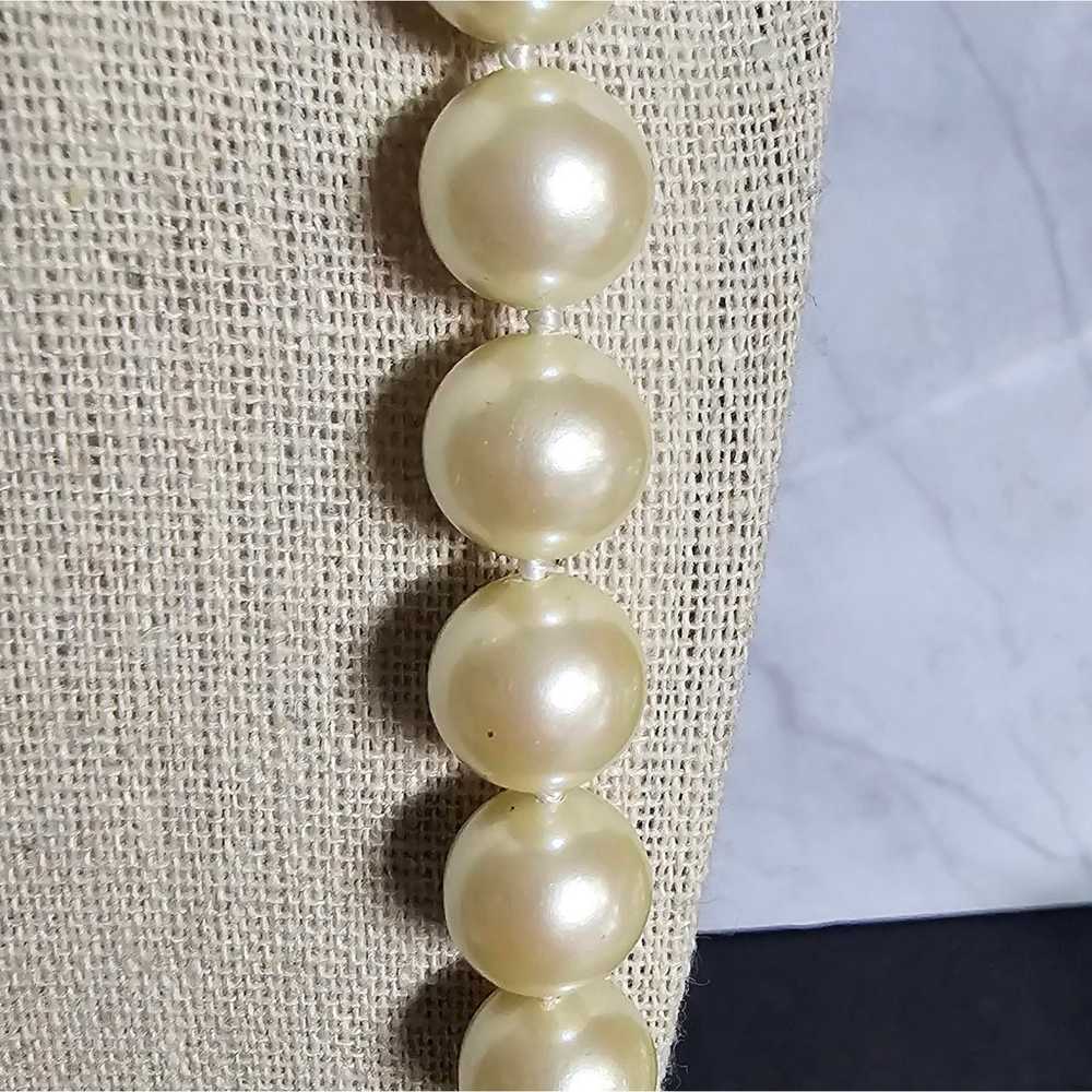 VINTAGE  Lucite pearl strand necklace with rose c… - image 3