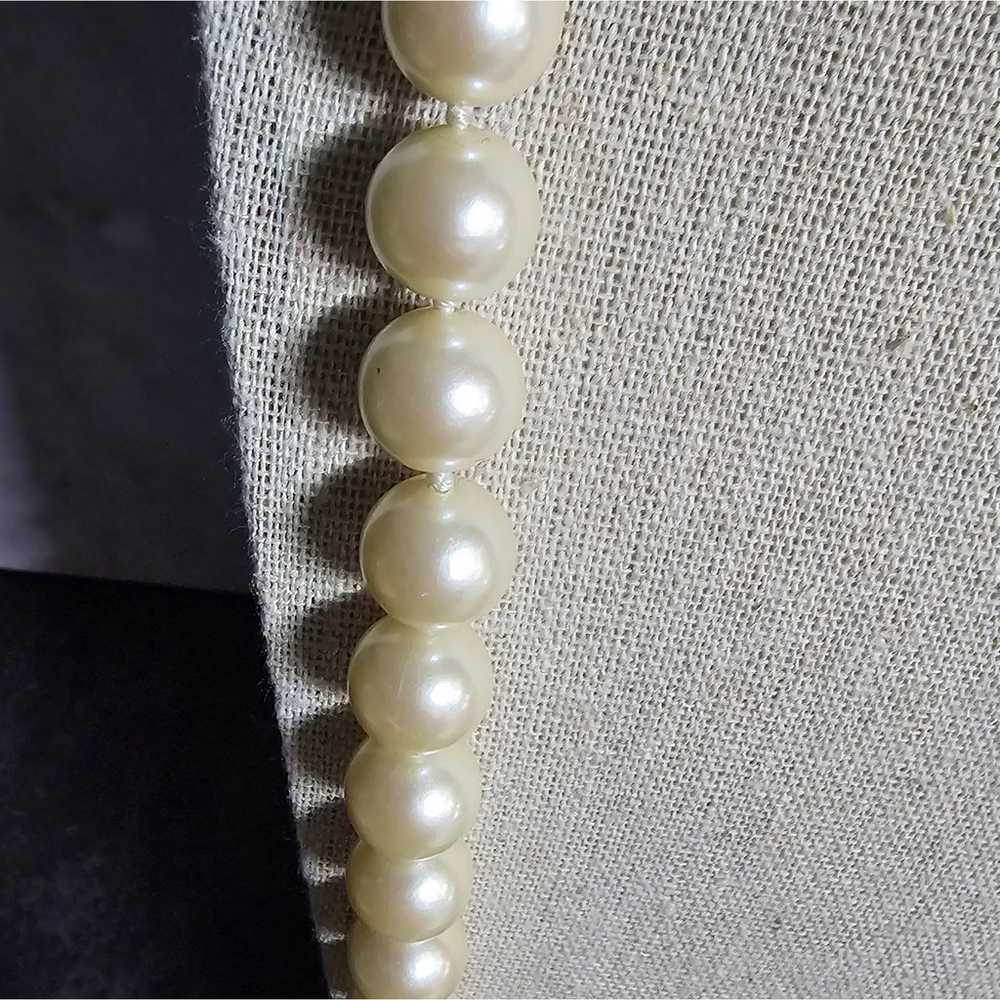 VINTAGE  Lucite pearl strand necklace with rose c… - image 4