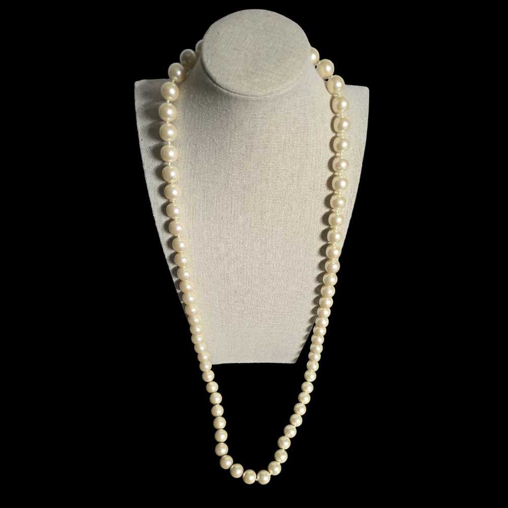 VINTAGE  Lucite pearl strand necklace with rose c… - image 7