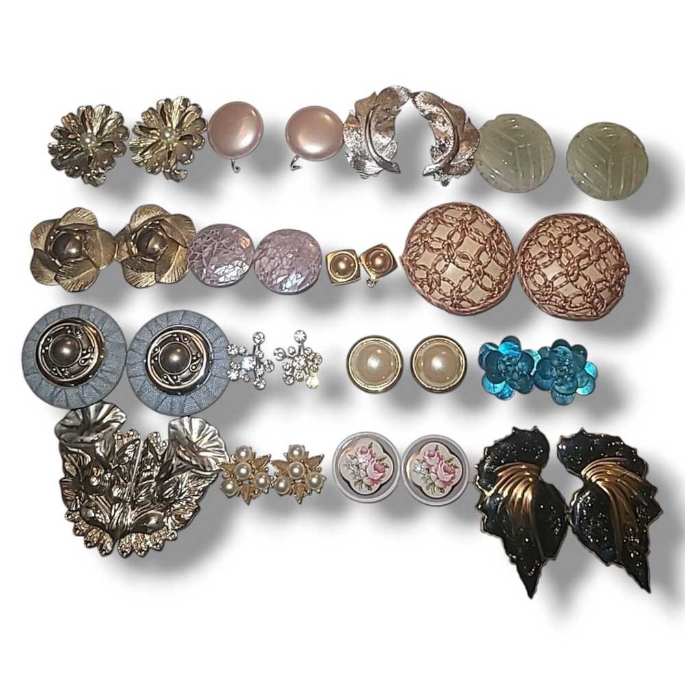 Lot of 16 Pairs Vintage Clip-on Earrings Flowers … - image 2