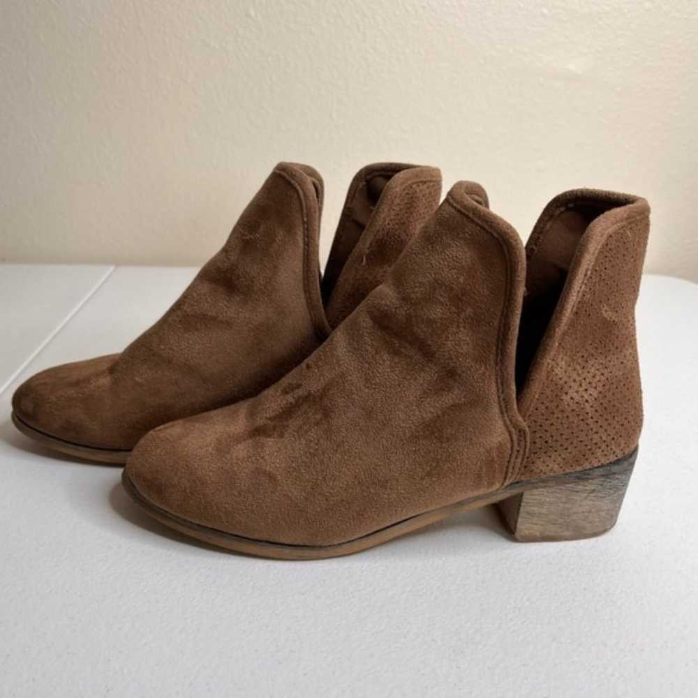 Seven7 Soho Boot Tan Faux Suede Perfed Chelsea Wo… - image 4