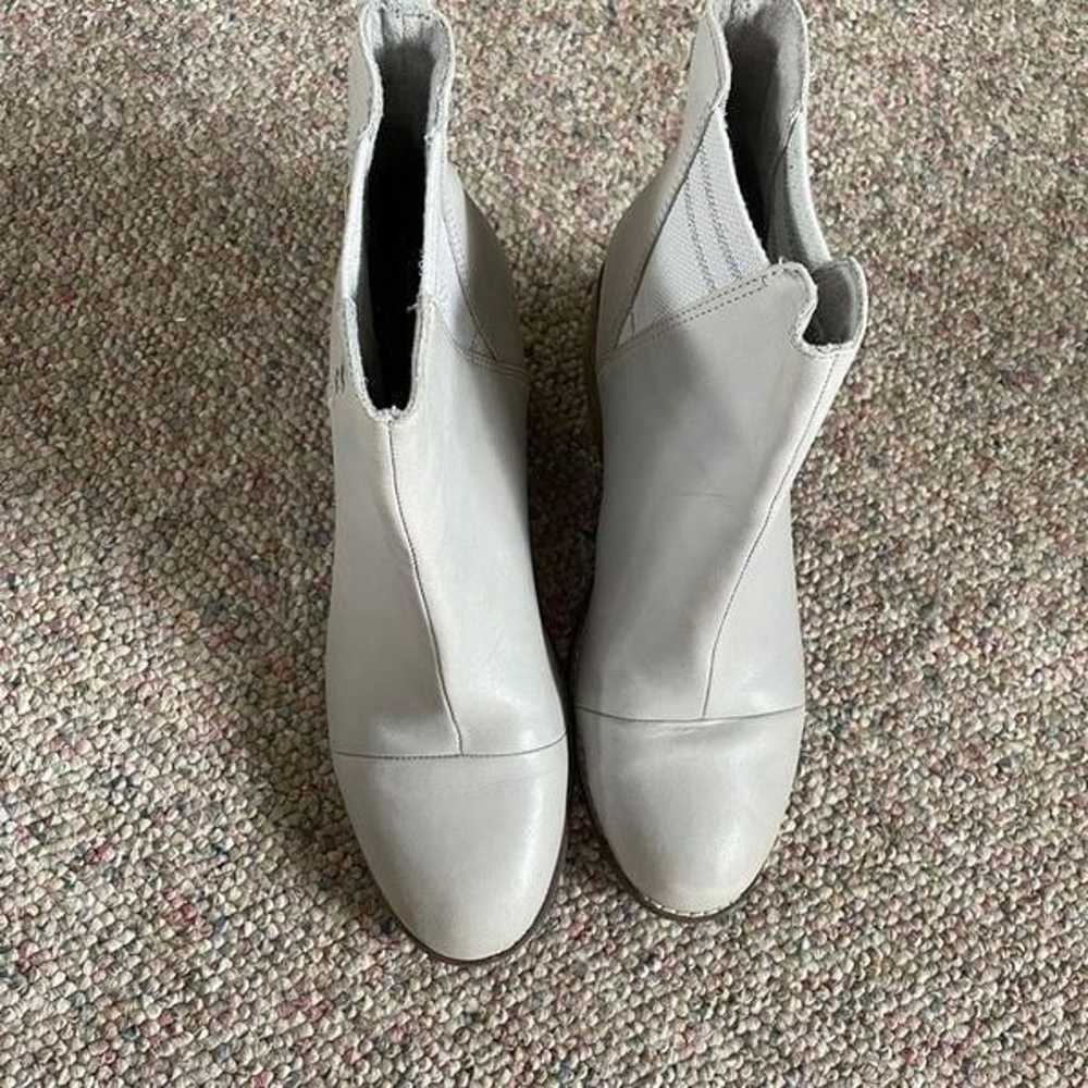 TOMS Esme Light Gray Leather Ankle Boots - image 4