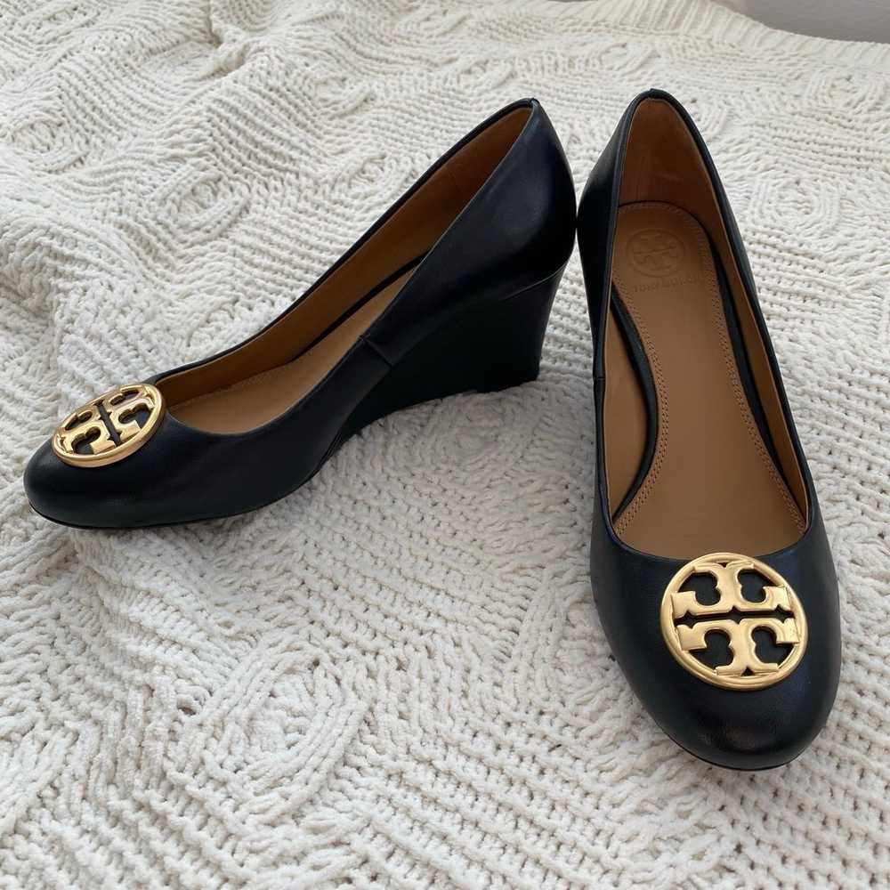 New Tory Burch Black Leather Gold Logo Sally Wedg… - image 8