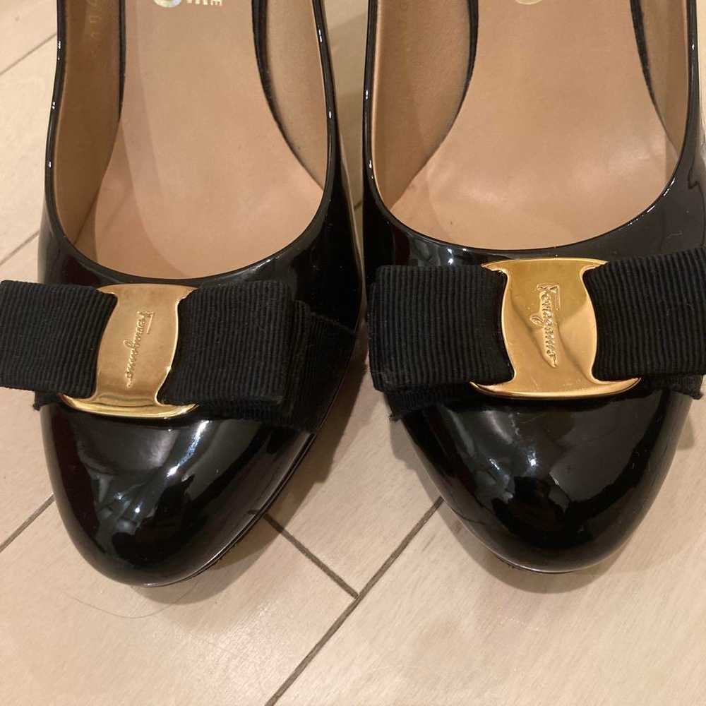 Ferragamo Black Patent Vara High Heels 7.5 - image 4