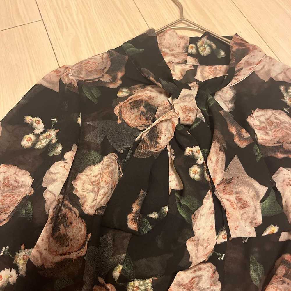 [Shein] Large Floral Blouse with Front Ribbon M, … - image 3