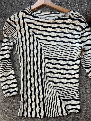 Brand Unknown Swirl black and white top (size not 