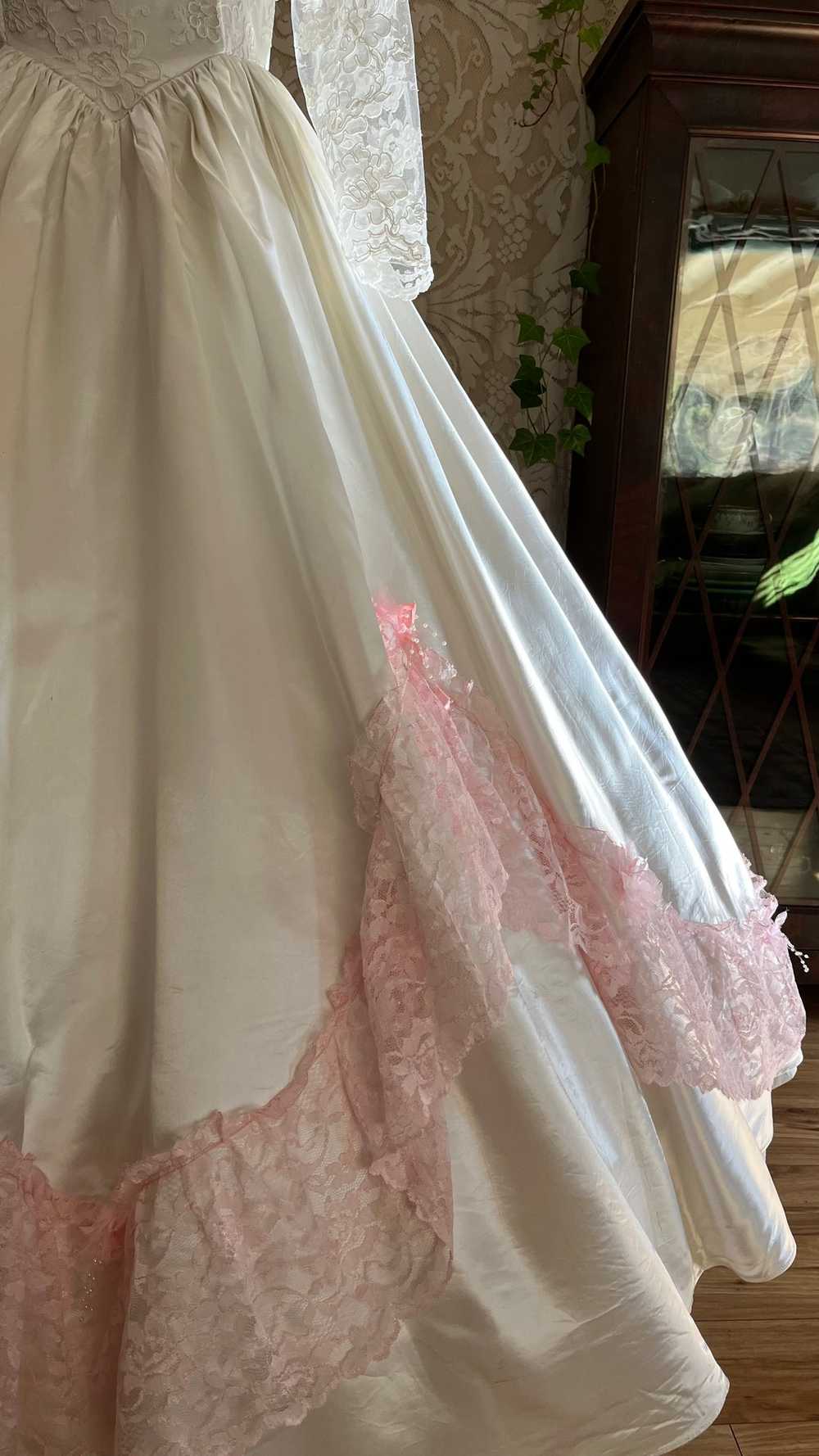 Incredible 1980’s Vintage White Satin and Pink La… - image 11