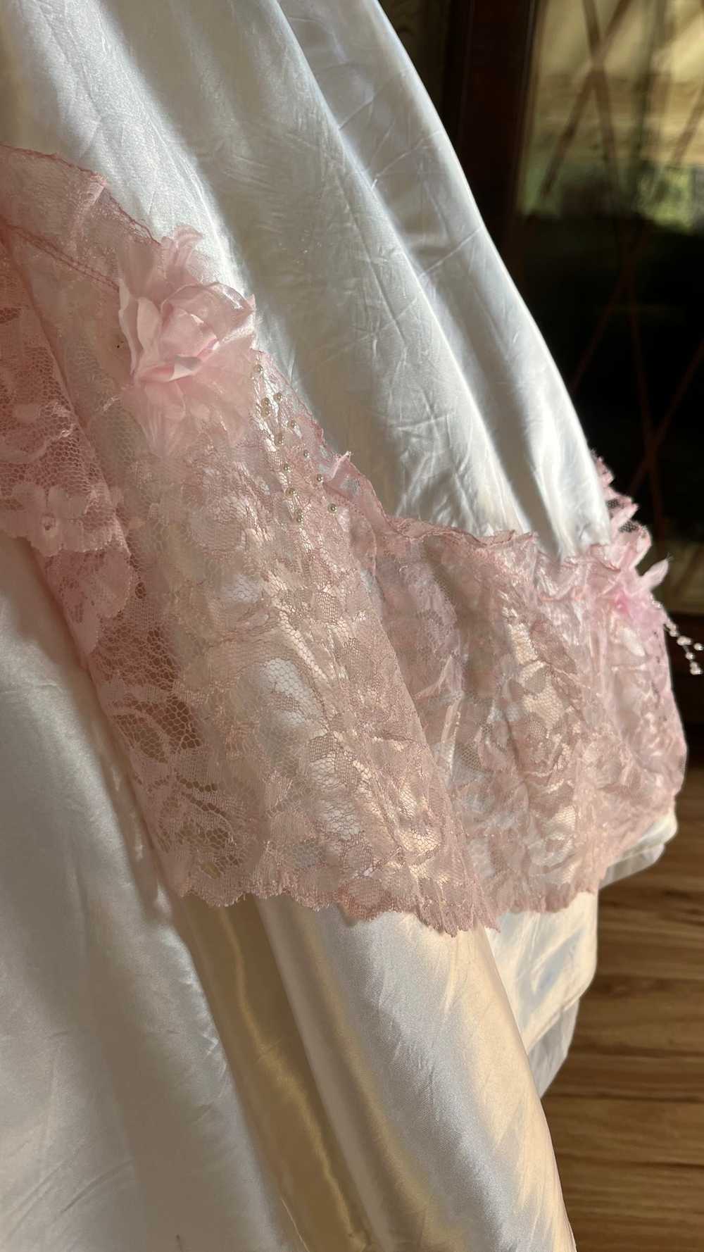 Incredible 1980’s Vintage White Satin and Pink La… - image 12