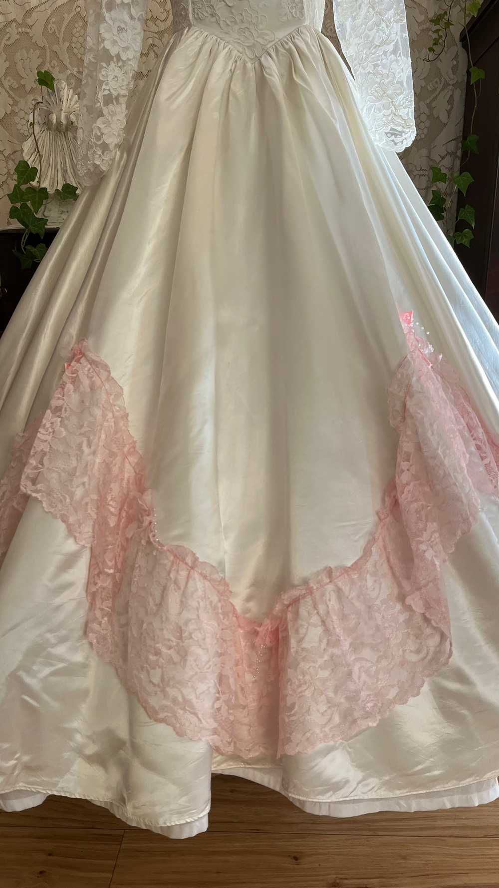 Incredible 1980’s Vintage White Satin and Pink La… - image 9