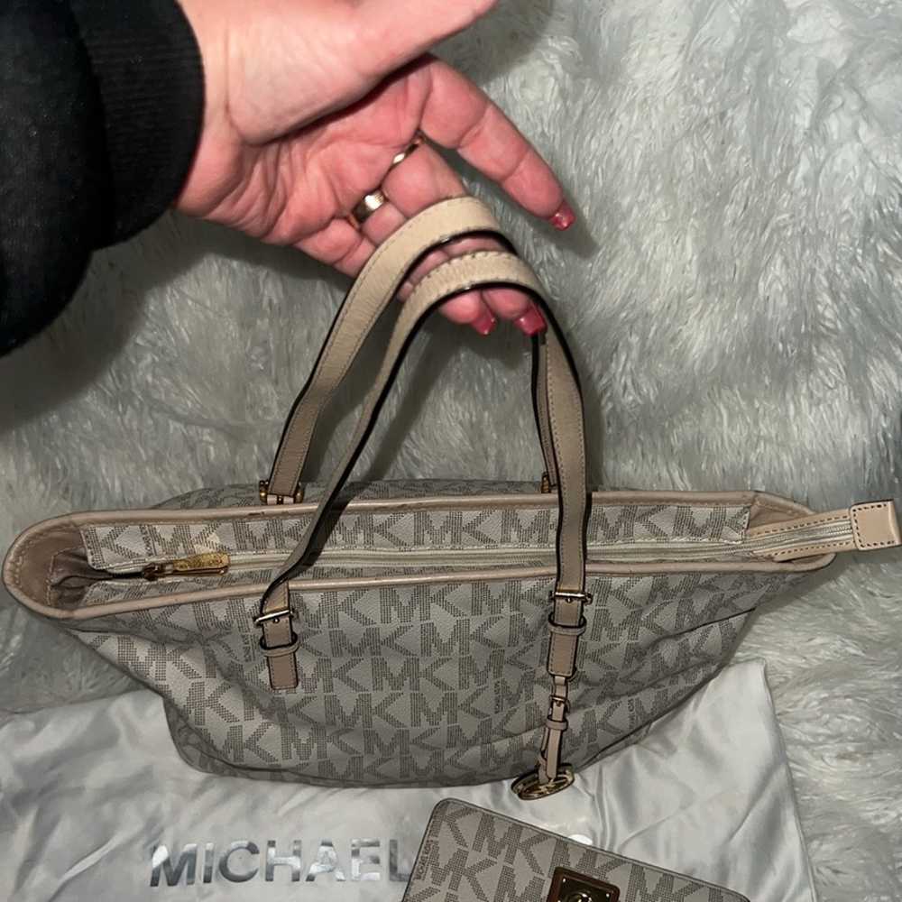 Like New Michael Kors Shoulder bag With matching … - image 4