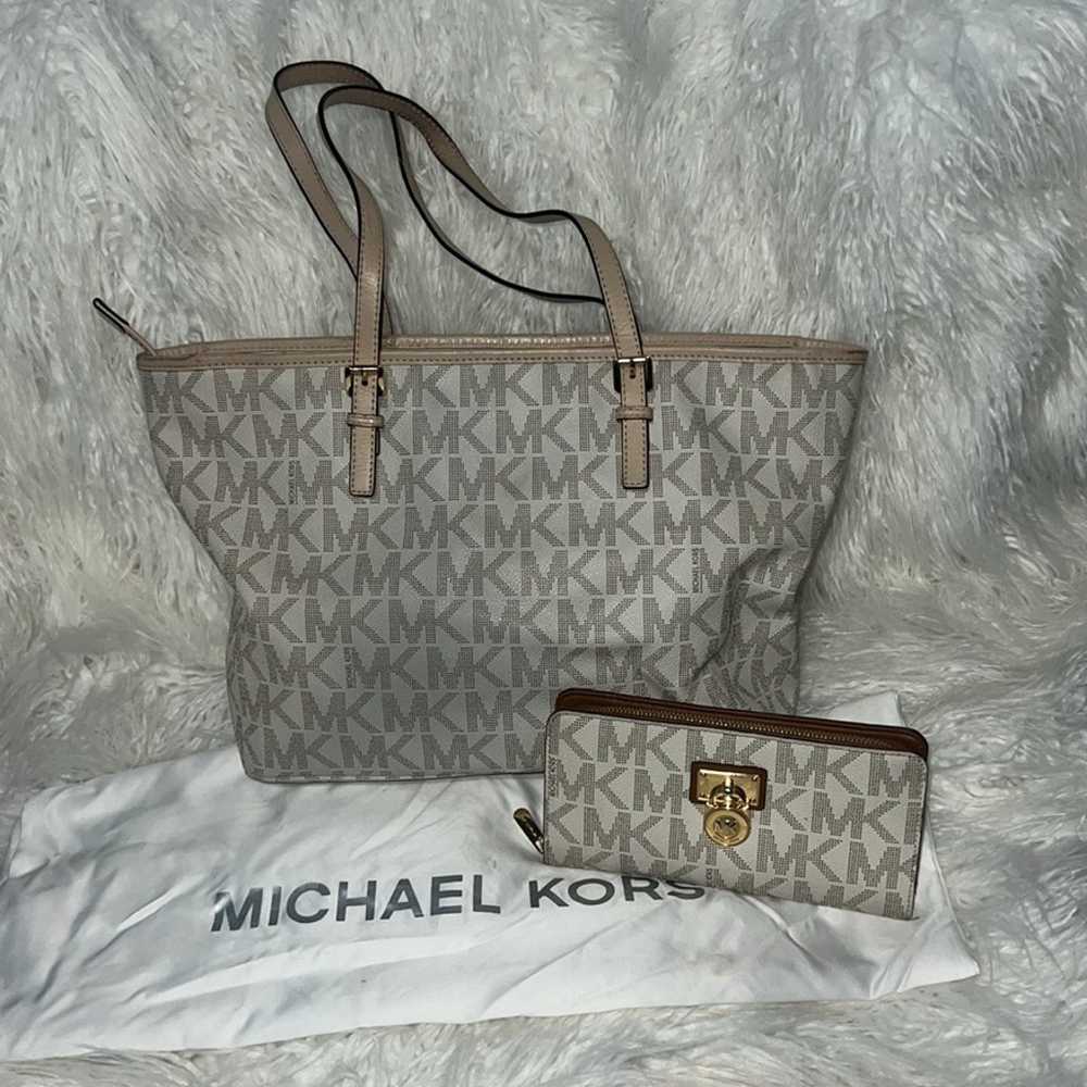 Like New Michael Kors Shoulder bag With matching … - image 5