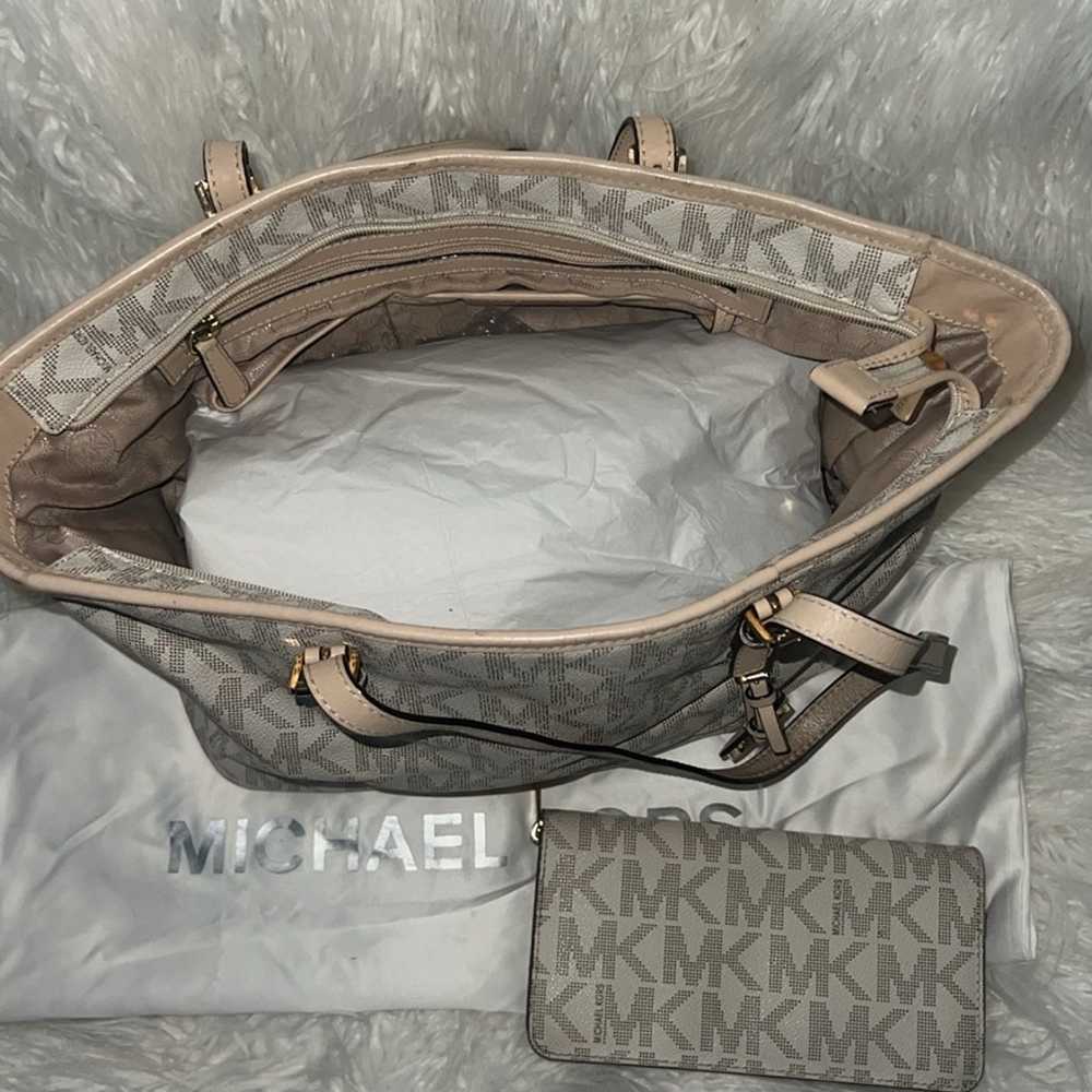 Like New Michael Kors Shoulder bag With matching … - image 6