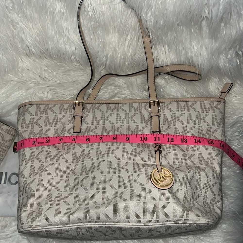 Like New Michael Kors Shoulder bag With matching … - image 9