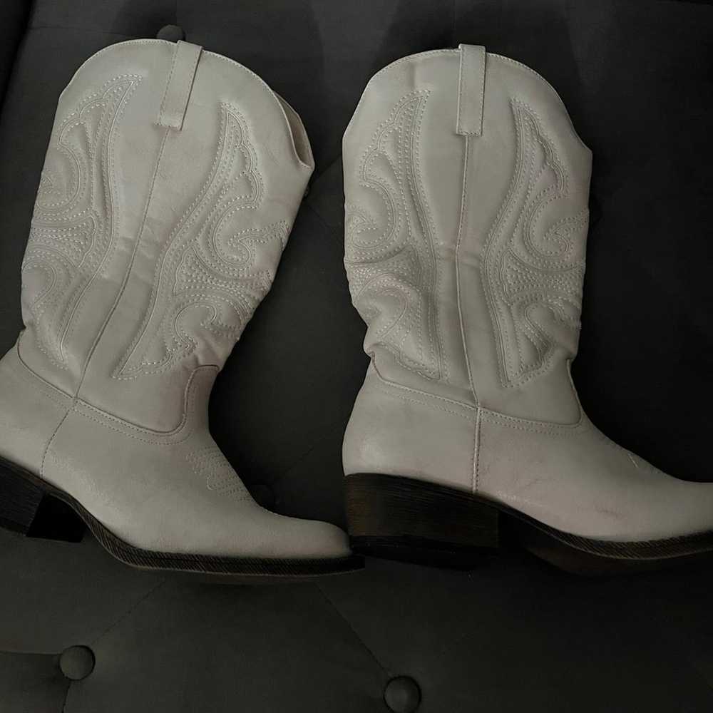 Western style white boots with details (7.5) - image 1