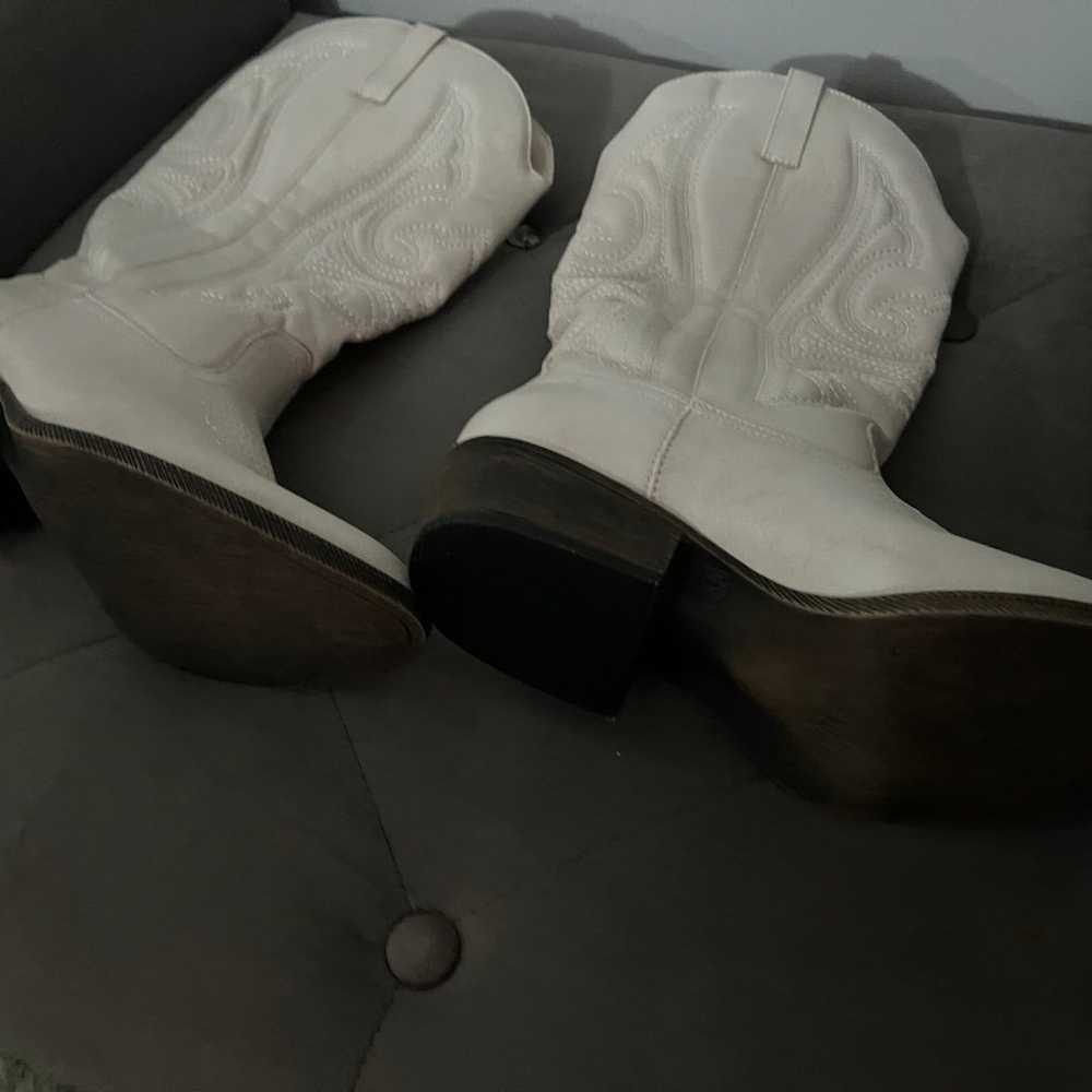 Western style white boots with details (7.5) - image 4